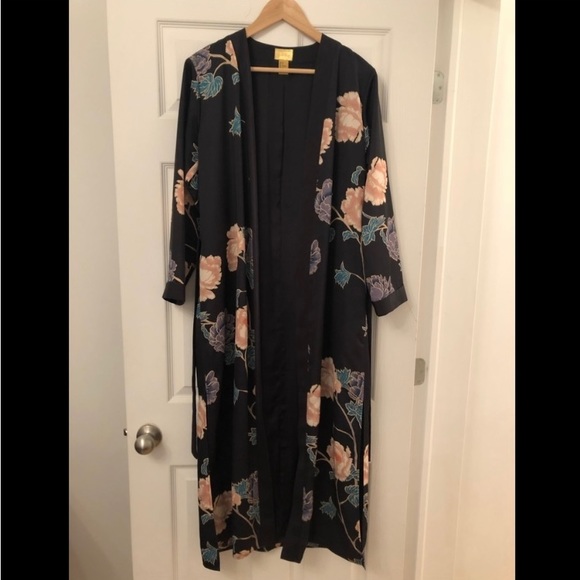 H&M Kimono Amazing add on to your wardrobe!! - Picture 6 of 10